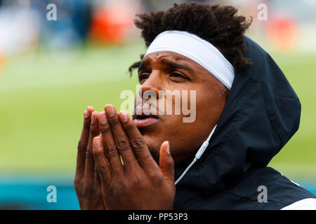 Charlotte, NC, USA. 29Th Sep 2018. Quarterback Carolina Panthers Cam Newton (1) prie devant la NFL se rencontreront entre Cincnnati et Carolina à Bank of America Stadium à Charlotte, NC. (Scott Kinser/Cal Sport Media) Credit : csm/Alamy Live News Banque D'Images