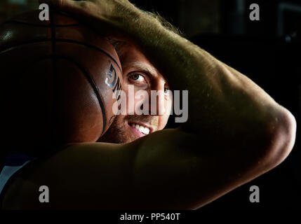 21 sept, 2018 : Centre des Dallas Mavericks Dirk Nowitzki # 41 entre dans sa 21e année en NBA et pose au cours de la Journée des médias des Dallas Mavericks a tenu à l'American Airlines Center à Dallas, TX Banque D'Images