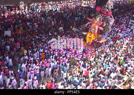 Mumbai, Maharashtra, Inde. 29Th Sep 2018. 23/09/2018, Mumbai, Inde, Asie :- Ganesh Idol est accompagnée d'une grande foule, de la musique, de la danse d'être immerssed au Girgaon Chowpatti après 10 jours de fête de Ganesh Chaturthi.Lalbaugh cha Raja Ganesh Idol vu accompagné par des foules immenses avec de la musique, de la danse d'être immergé pendant le festival de Ganesh Chaturthi.10 jours de célébrer Ganesh Chaturthi. Les dévots hindous immerger idoles de Seigneur Ganesha pour invoquer ses bénédictions pour la sagesse et la prospérité. Credit : Sandeep Rasal SOPA/Images/ZUMA/Alamy Fil Live News Banque D'Images