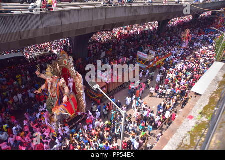 Mumbai, Maharashtra, Inde. 29Th Sep 2018. 23/09/2018, Mumbai, Inde, Asie :- Ganesh Idol est accompagnée d'une grande foule, de la musique, de la danse d'être immerssed au Girgaon Chowpatti après 10 jours de fête de Ganesh Chaturthi.Lalbaugh cha Raja Ganesh Idol vu accompagné par des foules immenses avec de la musique, de la danse d'être immergé pendant le festival de Ganesh Chaturthi.10 jours de célébrer Ganesh Chaturthi. Les dévots hindous immerger idoles de Seigneur Ganesha pour invoquer ses bénédictions pour la sagesse et la prospérité. Credit : Sandeep Rasal SOPA/Images/ZUMA/Alamy Fil Live News Banque D'Images