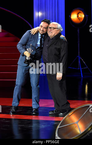 Danny DeVito reçoit le prix Donostia du réalisateur Juan Antonio Bayona lors de la 66e Festival International du Film de San Sebastian au Kursaal le 22 septembre 2018 à San Sebastian, Espagne. Credit : Geisler-Fotopress GmbH/Alamy Live News Banque D'Images