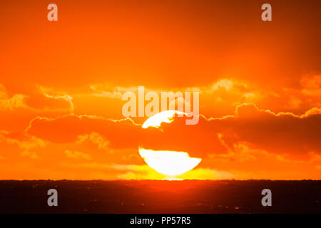 Pays de Galles Aberystwyth UK, dimanche 23 septembre 2018 UK Weather : un coucher de soleil sur la baie de Cardigan sur Equinox dimanche soir à Aberystwyth, sur la côte ouest du pays de Galles. Aujourd'hui était le dernier jour de l'été astronomique - quand les jours et les nuits sont de même longueur. À partir de demain, les nuits sont plus longues que les jours, marquant le début de l'hiver astronomique dans l'hémisphère nord Photo © Keith Morris / Alamy Live News Banque D'Images