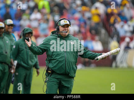 Au Maryland, aux États-Unis. 23 septembre 2018 : Green Bay Packers l'entraîneur-chef Mike McCarthy est contrarié par un appel au cours d'un match de football américain NFL entre les Redskins de Washington et les Packers de Green Bay à FedEx Field à Landover, MD. Justin Cooper/CSM Crédit : Cal Sport Media/Alamy Live News Banque D'Images