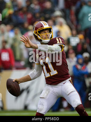 Au Maryland, aux États-Unis. 23 septembre 2018 : Washington Redskins (QB # 11 Alex Smith lance une passe en profondeur au cours d'un match de football américain NFL entre les Redskins de Washington et les Packers de Green Bay à FedEx Field à Landover, MD. Justin Cooper/CSM Crédit : Cal Sport Media/Alamy Live News Banque D'Images