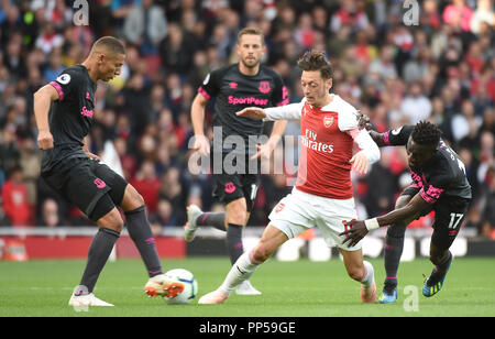 Idrissa Gueye de Mesut Ozil Everton et d'Arsenal en action au cours de la Premier League match entre Arsenal et Everton à l'Emirates Stadium le 23 septembre 2018 à Londres, en Angleterre. (Photo de Zed Jameson/phcimages.com) Banque D'Images