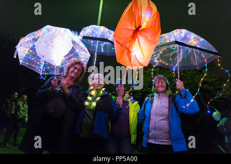 Seattle, Washington, USA. 22 sept 2018. Un groupe de femmes posent pour une photo avec leurs lanternes à l'établissement de bains Theatre au terminus de la Lanterne Luminata Parade. Le Conseil des Arts de Fremont célèbre l'équinoxe d'automne avec une procession autour du lac vert avec costumes lumineux, de lanternes et de l'art communautaire annuel de l'événement tenu au crépuscule sur l'équinoxe est produit par le Fremont Arts Council, une organisation qui appuie les arts et artistes dans et autour de la Fremont près de Seattle. Crédit : Paul Christian Gordon/Alamy Live News Banque D'Images