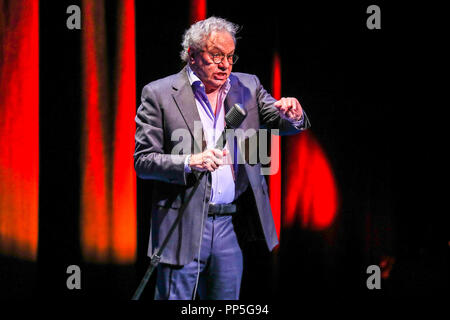 Comédien LEWIS BLACK effectue vivre en Caroline du Nord. Lewis Niles Black est un comédien, auteur, dramaturge, critique social et acteur. Il est surtout connu pour son comportement en colère et belliqueux, style comique dans lequel il simule souvent avoir une dépression. Banque D'Images