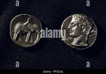 MONEDAS DE LOS BARCIDAS - SIGLO III AC - PLATA - ANVERSO:RETRATO DE ANIBAL Y REVERSO:ELEFANTE. Emplacement : Museo arqueologico NACIONAL-COLECCION. MADRID. L'ESPAGNE. Banque D'Images