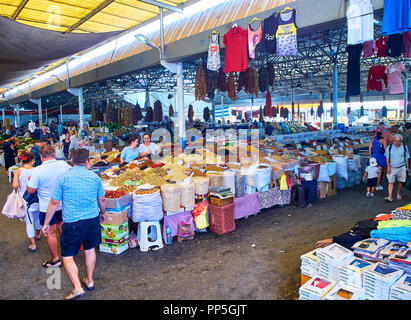 Bodrum, Turquie - le 6 juillet 2018. Les citoyens de shopping dans le marché de Bodrum, Kapalı Pazar Yeri, au centre-ville. Province de Mugla, Turquie. Banque D'Images