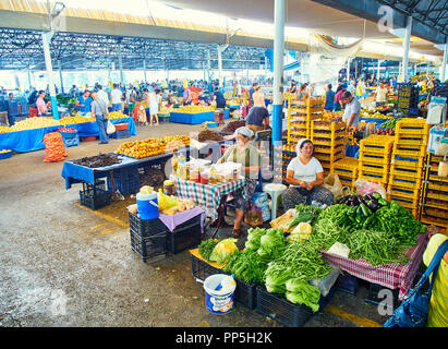 Bodrum, Turquie - le 6 juillet 2018. Les citoyens de shopping dans le marché de Bodrum, Kapalı Pazar Yeri, au centre-ville. Province de Mugla, Turquie.Kapalı Pazar Yeri Banque D'Images