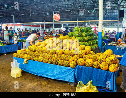 Bodrum, Turquie - le 6 juillet 2018. Les melons d'achats citoyens à Bodrum, marché Kapalı Pazar Yeri, au centre-ville. Province de Mugla, Turquie. Banque D'Images