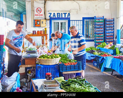 Bodrum, Turquie - le 6 juillet 2018. Shopping à Bodrum citoyens légumes, marché Pazar Yeri Kapalı, au centre-ville. Province de Mugla, Turquie. Banque D'Images