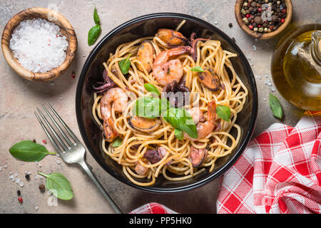 Les pâtes spaghetti aux fruits de mer et la sauce tomate. Banque D'Images