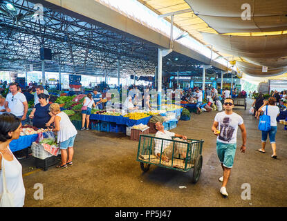 Bodrum, Turquie - le 6 juillet 2018. Les citoyens de shopping dans le marché de Bodrum, Kapalı Pazar Yeri, au centre-ville. Province de Mugla, Turquie. Banque D'Images