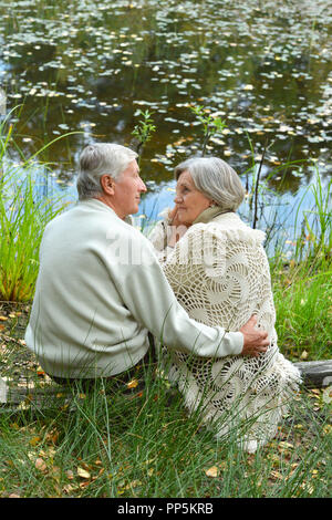 Couple de personnes âgées à table en forêt d'automne Banque D'Images