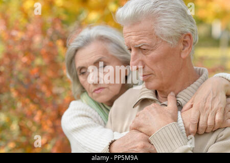 Couple de personnes âgées à table en forêt d'automne Banque D'Images