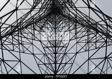 Résumé vers le haut Vue de dessous de la structure en acier d'un pylône d'électricité haute tension dans le Lancashire, Angleterre, RU Banque D'Images