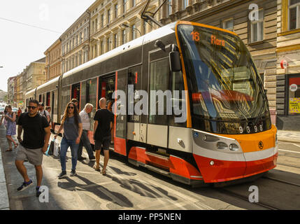 Les gens de se mettre hors tension et les gens de monter à bord d'un tramway à un arrêt de tramway dans le centre de Prague Banque D'Images