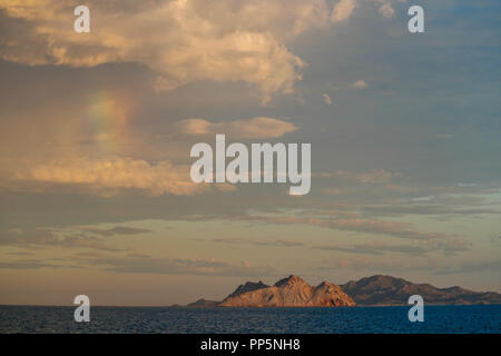 Jour nuageux sur l'île d'Alcatraz dans la baie de Kino, Sonora, Mexique. (Photo : Luis Gutierrez / NortePhoto). dia nublado sobre la Isla Alcatraz en Bahía de Banque D'Images