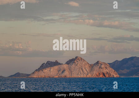 Jour nuageux sur l'île d'Alcatraz dans la baie de Kino, Sonora, Mexique. (Photo : Luis Gutierrez / NortePhoto). dia nublado sobre la Isla Alcatraz en Bahía de Banque D'Images