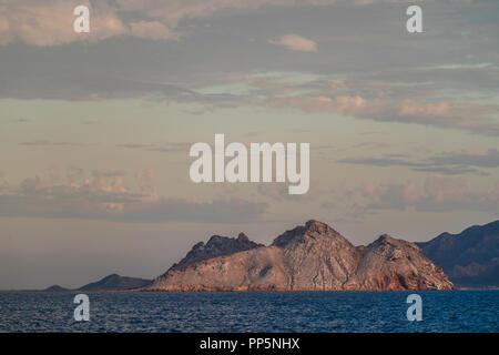 Jour nuageux sur l'île d'Alcatraz dans la baie de Kino, Sonora, Mexique. (Photo : Luis Gutierrez / NortePhoto). dia nublado sobre la Isla Alcatraz en Bahía de Banque D'Images