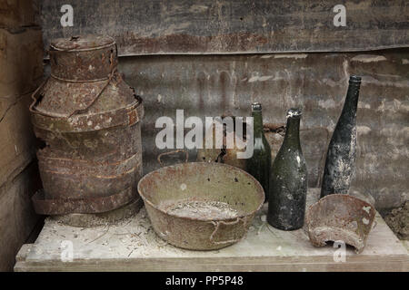 La cuisine dans la tranchée utilisés pendant la Première Guerre mondiale, en la main de Massiges dans Marne région au nord-est de la France. La Main de Massiges était l'un des sites majeurs de la Première Guerre mondiale de 1914 à 1918. La tranchée d'origine allemande a été conquis par le 23e Régiment d'infanterie coloniale de l'armée française le 25 septembre 1915 et a été la première ligne de défense française de septembre à octobre 1915. Les équipements de cuisine ont été restaurées selon l'original peut et bouteilles de vin de la région par la main de Massiges Association. Banque D'Images