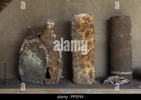 Cantine française (L) et de coquillages (R) utilisés au cours de la Première Guerre mondiale sur l'affichage dans la main de Massiges dans Marne région au nord-est de la France. La Main de Massiges était l'un des sites majeurs de la Première Guerre mondiale de 1914 à 1918. La zone est restauré en utilisant les objets originaux trouvés dans le sol par la main de Massiges Association depuis 2009. Banque D'Images