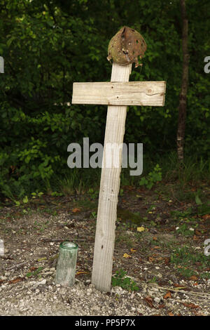 Cénotaphe d'un soldat français tombé pendant la Première Guerre mondiale, en la forme d'une croix en bois recouverte d'un casque français dans la main de Massiges dans Marne région au nord-est de la France. La Main de Massiges était l'un des sites majeurs de la Première Guerre mondiale de 1914 à 1918. La zone est restauré en utilisant les objets originaux trouvés dans le sol par la main de Massiges Association depuis 2009. Banque D'Images