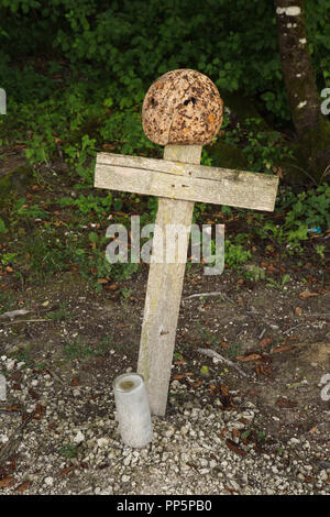 Cénotaphe d'un soldat français tombé pendant la Première Guerre mondiale, en la forme d'une croix en bois recouverte d'un casque français dans la main de Massiges dans Marne région au nord-est de la France. La Main de Massiges était l'un des sites majeurs de la Première Guerre mondiale de 1914 à 1918. La zone est restauré en utilisant les objets originaux trouvés dans le sol par la main de Massiges Association depuis 2009. Banque D'Images