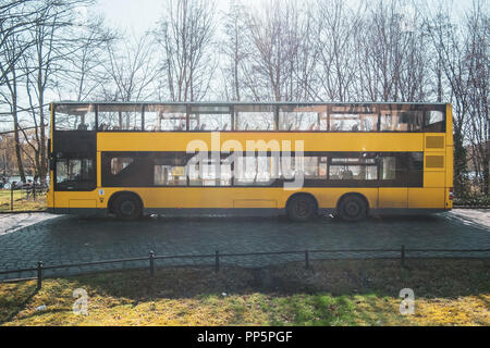 Berlin BVG bus à deux étages l'attente dans un parc à Berlin, Allemagne. Banque D'Images