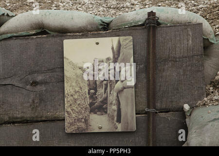 Soldats français dans les tranchées pendant la Première Guerre mondiale, représentée dans la photographie vintage noir et blanc sur l'affichage dans la main de Massiges dans Marne région au nord-est de la France. La Main de Massiges était l'un des sites majeurs de la Première Guerre mondiale de 1914 à 1918. La photographie a été exposée dans la tranchée française restauré après les travaux de restauration réalisés dans la région par la main de Massiges Association depuis 2009. Banque D'Images