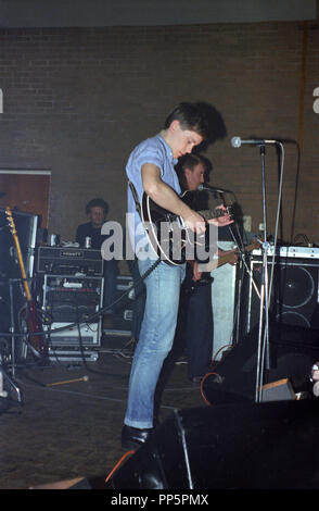 New Order en Bernard Sumner et Peter Hook, Bedford Boy's Club, 1981 Banque D'Images