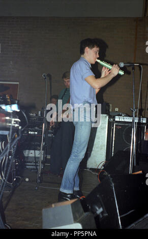 New Order en Bernard Sumner et Peter Hook, Bedford Boy's Club, 1981 Banque D'Images