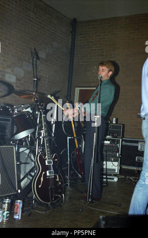 New Order en Peter Hook, Bedford Boy's Club, 1981 Banque D'Images