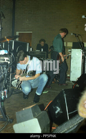 New Order en Bernard Sumner et Peter Hook, Bedford Boy's Club, 1981 Banque D'Images