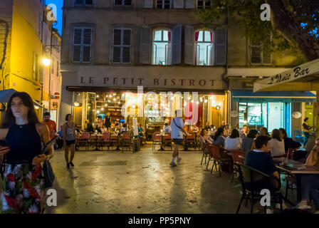 AIX-en-Provence, FRANCE, grande foule dehors, terrasses, partage des boissons, tables, nuit, ancien café français, restaurant Bistro, 'le petit Bistrot' sur la place de la ville, restaurant extérieur du sud de la france Banque D'Images