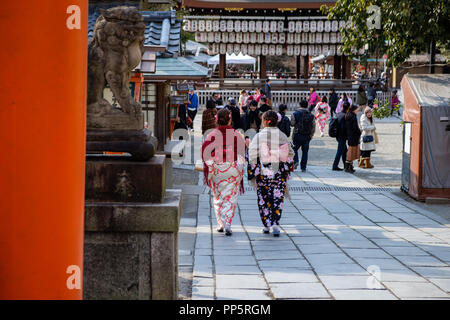 KYOTO, JAPON - 09 MAI 2018 : Deux jeunes filles colorés japonais vêtus de kimonos traditionnels walking in temple Banque D'Images