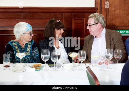 Lanthe Exall, Valérie Grove & Laurence marque le déjeuner littéraire Oldie 18/09/18 ; photographie ; Neil Spence ; Simpsons sur le Strand, Fay Weldon sur 'Pourquoi Banque D'Images