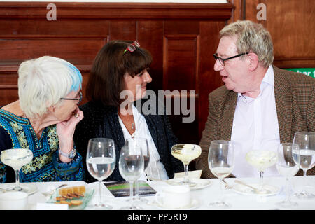 Lanthe Exall, Valérie Grove & Laurence marque le déjeuner littéraire Oldie 18/09/18 ; photographie ; Neil Spence ; Simpsons sur le Strand, Fay Weldon sur 'Pourquoi Banque D'Images