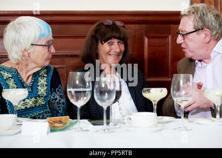 Lanthe Exall, Valérie Grove & Laurence marque le déjeuner littéraire Oldie 18/09/18 ; photographie ; Neil Spence ; Simpsons sur le Strand, Fay Weldon sur 'Pourquoi Banque D'Images