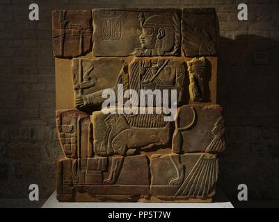 Le soulagement de la chapelle du roi Amanitenmemide protégés par la déesse Isis. Le grès. 1er siècle avant JC. Pyramide N17. De Méroé. Neues Museum. Berlin. L'Allemagne. Banque D'Images