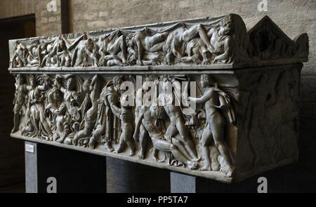 Sarcophage romain. Environ 160 AD. Apollon et Artémis tuer Niobe's 14 enfants. La vengeance de Leto. Envoyer vos enfants Apollon et Artémis tuant les enfants de Niobé. Dans le coin, une figure d'Apollon à l'arc. Glyptothèque. Munich. L'Allemagne. Banque D'Images