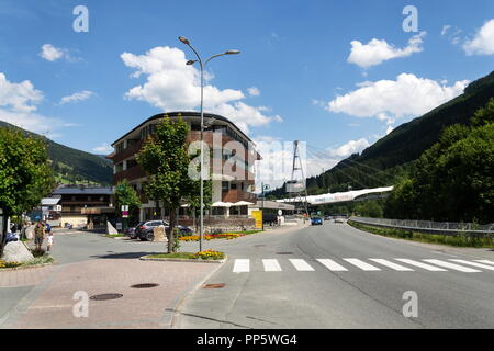 SAALBACH-HINTERGLEMM, Autriche - 22 juin 2018 : Les gens en face de Schattberg X-Press cable car plus de X-line bikers trail le 22 juin 2018 dans Saalbach-Hi Banque D'Images