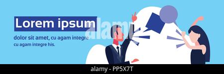 Querelle de couple situation de conflit d'affaires des gens crier chaque autres chat bubble concept de règlement des différends selon patron employé personnage bannière horizontale portrait copy space Illustration de Vecteur