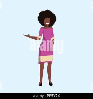 African American Woman standing poser vers quelque chose d'heureux dame femme personnage télévision fond bleu pleine longueur Illustration de Vecteur