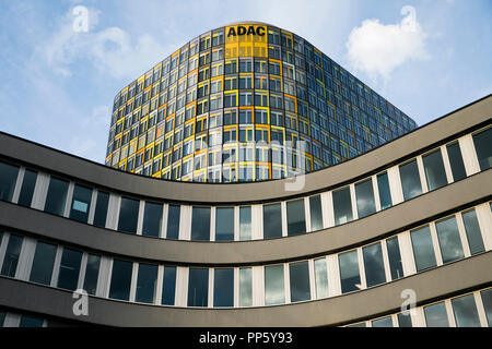 Un logo affiche à l'extérieur du siège de l'ADAC (Allgemeiner Deutscher Automobil-Club) à Munich, Allemagne, le 29 août 2018. Banque D'Images