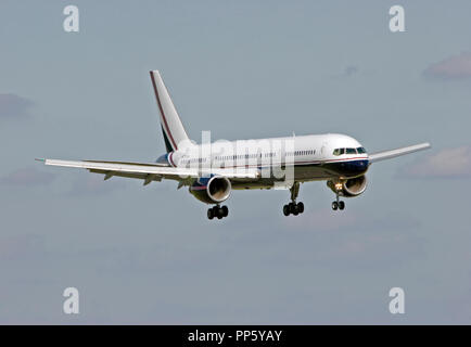 La mi East Jet Boeing 757-42Q'un avion d'atterrir à l'aéroport de Stansted. Banque D'Images