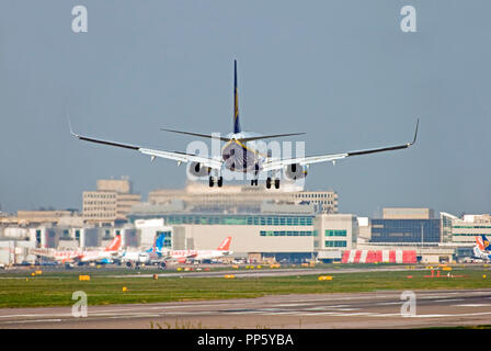 Ryanair Boeing 737-8que des aéronefs à l'atterrissage à l'aéroport de Gatwick. Banque D'Images