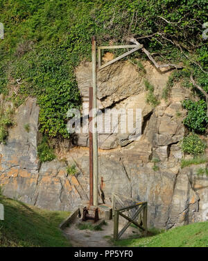 Ancienne grue manuelle déjà rouillées et en désuétude, servant à hisser les bateaux vers le continent et situé sur une falaise Banque D'Images