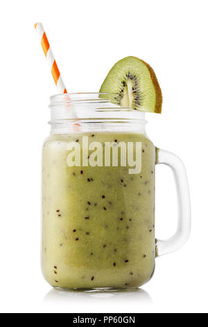 Des smoothies dans un bocal en verre du kiwi cuit isolé sur fond blanc Banque D'Images